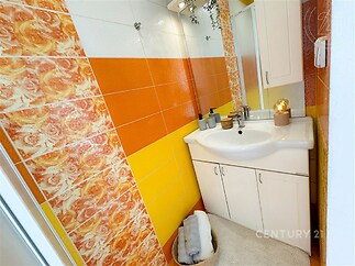 vana s dřez, stěna dlaždic, zrcadlo, a skříňka pod dřez