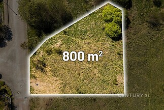 Pozemek o rozloze 800 m² vhodný pro výstavbu, rovinatý terén, klidná lokalita, ideální investice do nemovitosti.