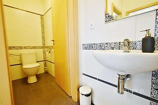 vana s zrcadlo, toaleta, stěna dlaždic, a kachličková podlaha