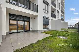 Velká částečně zatravněná terasy. Na oknech zde a jinde elektricky ovládané předokenní žaluzie.