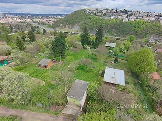 Pozemek s rozlehlou zahradou, přírodní okolí, vhodný pro stavbu rodinného domu, klidná lokalita s výhledem na město a lesnaté kopce.