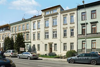 Historická bytová budova s rekonstruovanou fasádou, velká okna, centrální lokalita, udržovaný stav