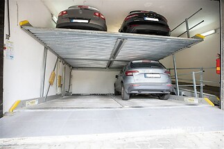 Krytá garáž s moderním parkovacím systémem, dlažba na podlaze, možnost parkování pro více vozidel