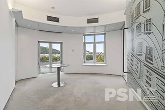 Kancelář s výhledem na Vltavu a Pražský hrad v ikonickém Tančícím domě