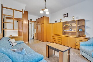 Prostorný obývací pokoj v přízemí