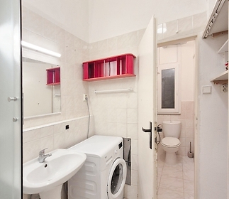 bathroomb.jpg