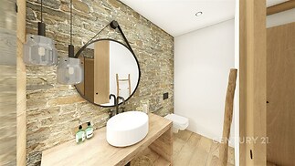 Koupelna s kameninovou stěnou, moderní umyvadlem na dřevěné desce a stylovými svítidly, parketová podlaha vytváří útulný styl.