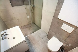 vana s toaleta, skříňka pod dřez, a sprcha