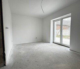 Světlá ložnice, betonová podlaha, velká okna s výhledem na zahradu, připravena na dokončení dle vlastního stylu, moderní design.