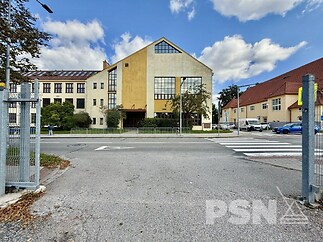 Uzavřený komerční areál k pronájmu