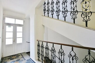 hala-chodba s přirozené světlo, francouzské dveře, a kachličková podlaha