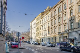 Pohled na dům z Duškovy ulice od východu