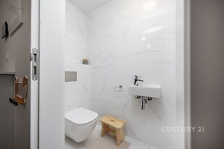 Samostatná toaleta s umyvadlem