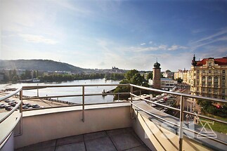 Kancelář s výhledem na Vltavu a Pražský hrad v ikonickém Tančícím domě