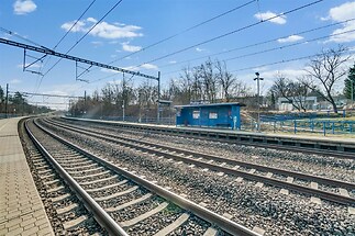 Vlaková zastávka Kyje jen pár minut chůze od domu.