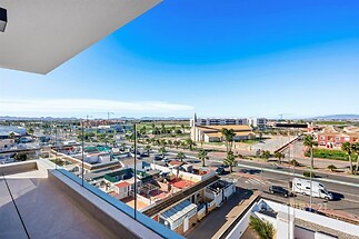 Balkon s proskleným zábradlím nabízí panoramatický výhled, elegantní dlažba a moderní design vytvářejí atraktivní venkovní prostor.