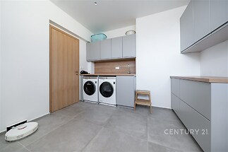 Technická místnost s vestavěnými skříněmi, pračkou a sušičkou