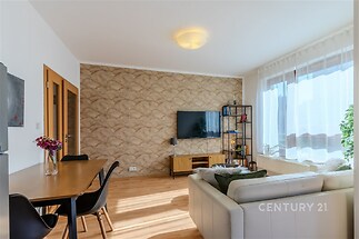 Obývací pokoj z kuchyně