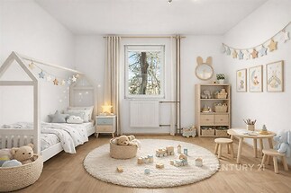 Dětský pokoj s dřevěnou podlahou, velkým oknem a světlým moderním designem. Minimalistický nábytek, dekorace laděné do přírodních odstínů.