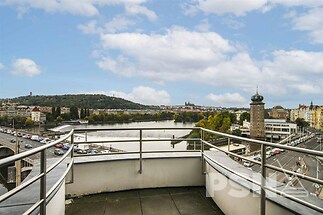 Kancelář s výhledem na Vltavu a Pražský hrad v ikonickém Tančícím domě