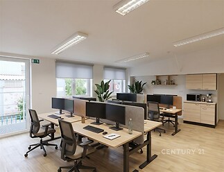 Moderní kancelář s velkými okny a dřevěnou podlahou, vybavená pracovními stoly a ergonomickými židlemi, ideální pro týmovou práci.