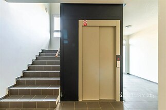 schody s výtah, kachličková podlaha, a přirozené světlo