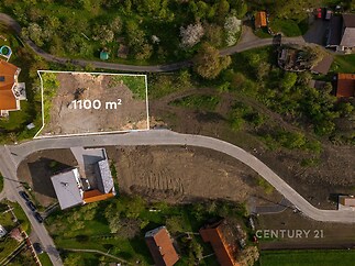 Stavební pozemek o rozloze 1100 m² v zelené lokalitě, ideální pro výstavbu rodinného domu. Klidné prostředí s dobrou dostupností.