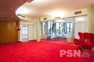 Kancelář s výhledem na Vltavu a Pražský hrad v ikonickém Tančícím domě