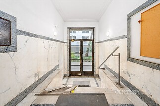 Vstupní hala s mramorovou dlažbou a stěnami, moderní osvětlení, bezpečnostní dveře, dobrý stav, přístup pro vozíčkáře