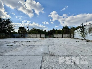 Uzavřený komerční areál k pronájmu