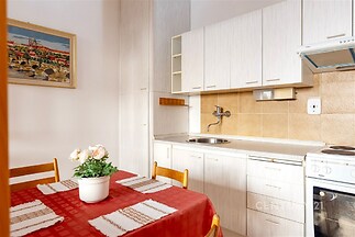 Původní, udržovaná kuchyň se samostatným elektrickým sporákem.