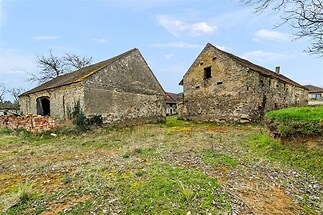 Stodola s kamennými zdmi v původním stavu, umístěná na prostorném pozemku, ideální pro rekonstrukci nebo přestavbu