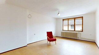 Prostorný obývací pokoj, parketová podlaha, velká okna, světlý interiér, připravený k dekoraci, vysoký potenciál pro moderní úpravy
