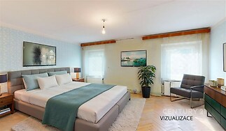 Prostorná ložnice s parketovou podlahou, velkými okny a moderním nábytkem, nabízí světlý interiér a elegantní design.