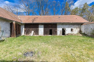 Zahrada s trávníkem u venkovského stavení s dřevěnými dvěřmi, restaurace potřebná, klidná lokalita.