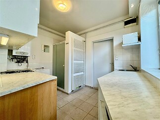 kuchyně s deformace, kachličková podlaha, backsplash, dřez, a bílé skříně