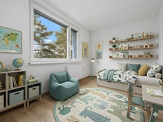 Dětský pokoj s parketovou podlahou, velkými okny a moderním nábytkem. Světlé barvy a hračka na stěně dodávají pokoji hravý charakter.