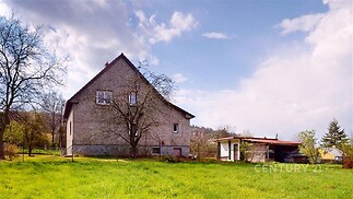 Rodinný dům na venkově s rozsáhlou zahradou, zděná fasáda, klidná lokalita, prostorný pozemek ideální pro relaxaci nebo zahradničení.