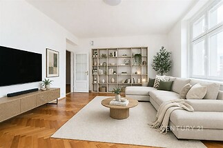 Světlý obývací pokoj s parketovou podlahou, velká okna, moderní nábytek a vestavěné police, elegantní a prostorné uspořádání.