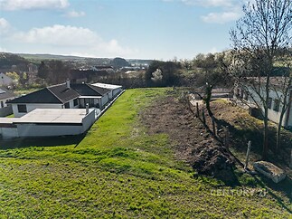 Pozemek s výhledem, udržovaná zahrada, klidné prostředí, ideální pro stavbu domu, blízkost přírody, slunná lokalita.