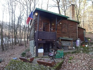 pohled na chatu se vchodem