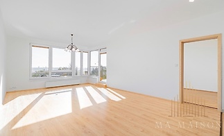 Obývací pokoj s balkonem