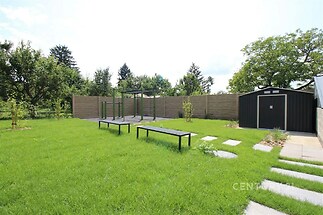 zahrada s plot, trávník, a venkovní obytný prostor