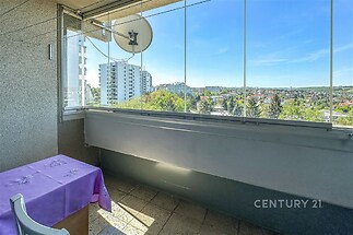 Zasklený balkon s výhledem a s dostatkem prostoru.