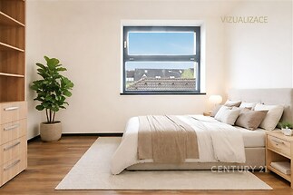 Světlá ložnice s parketovou podlahou, velkými okny a moderním nábytkem, nabízí komfort a stylový design v rekonstruovaném interiéru.