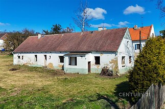 Dům na vesnici, starší stavba se sedlovou střechou a omítkou, vhodný k rekonstrukci, prostorná zahrada, klidná lokalita