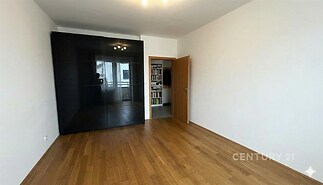 prázdná ložnice
