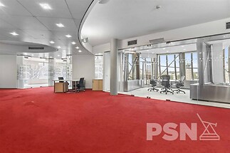 Kancelář s výhledem na Vltavu a Pražský hrad v ikonickém Tančícím domě