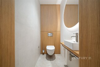 Toaleta u vstupu do domu (velmi praktické)