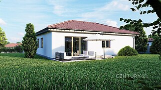 Jednopodlažní rodinný dům s červenou taškovou střechou, moderní fasádou a velkými okny, obklopený zeleným trávníkem a venkovním posezením